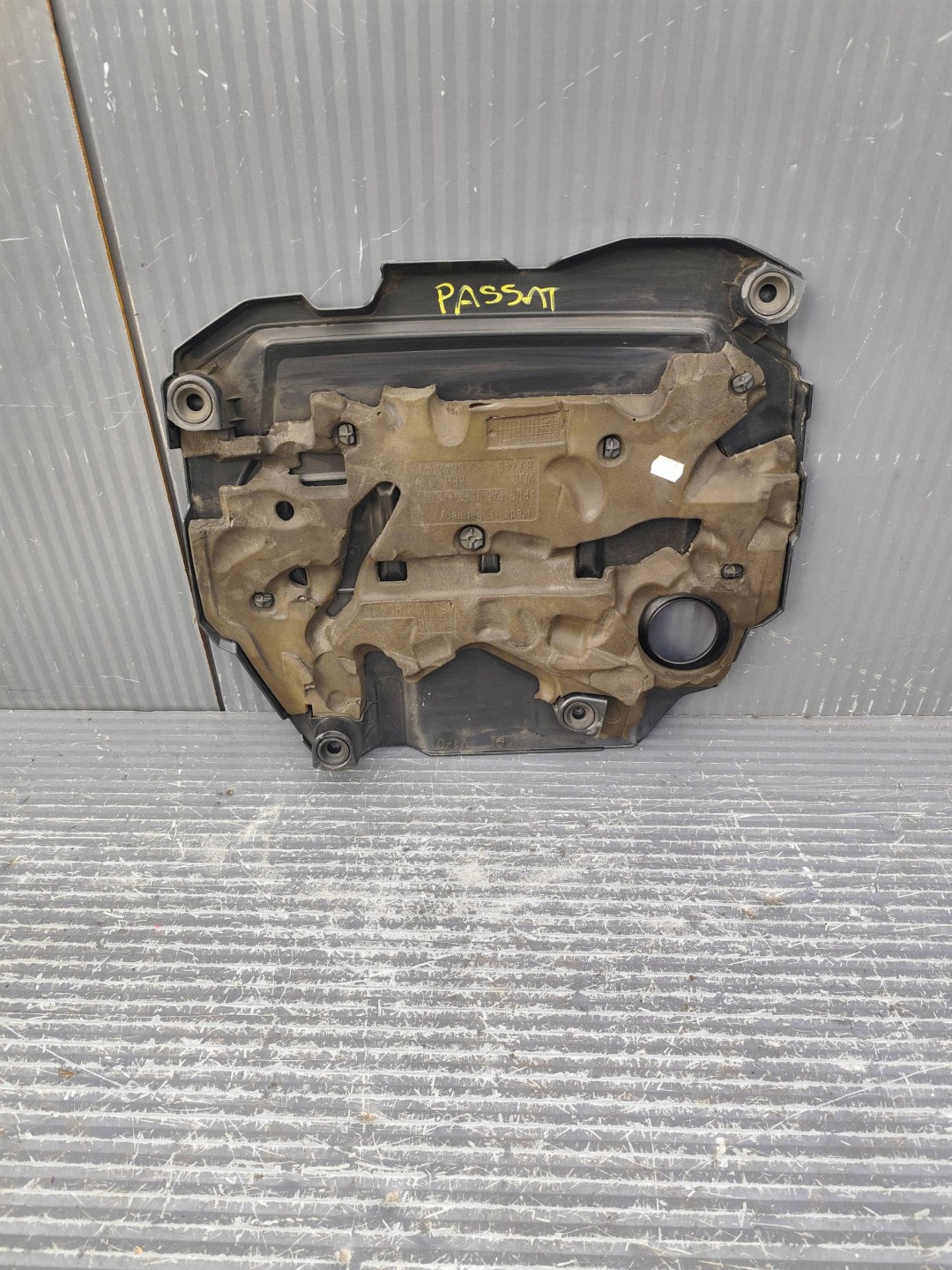 VOLKSWAGEN PASSAT B8 motorabdeckung 05L103925E