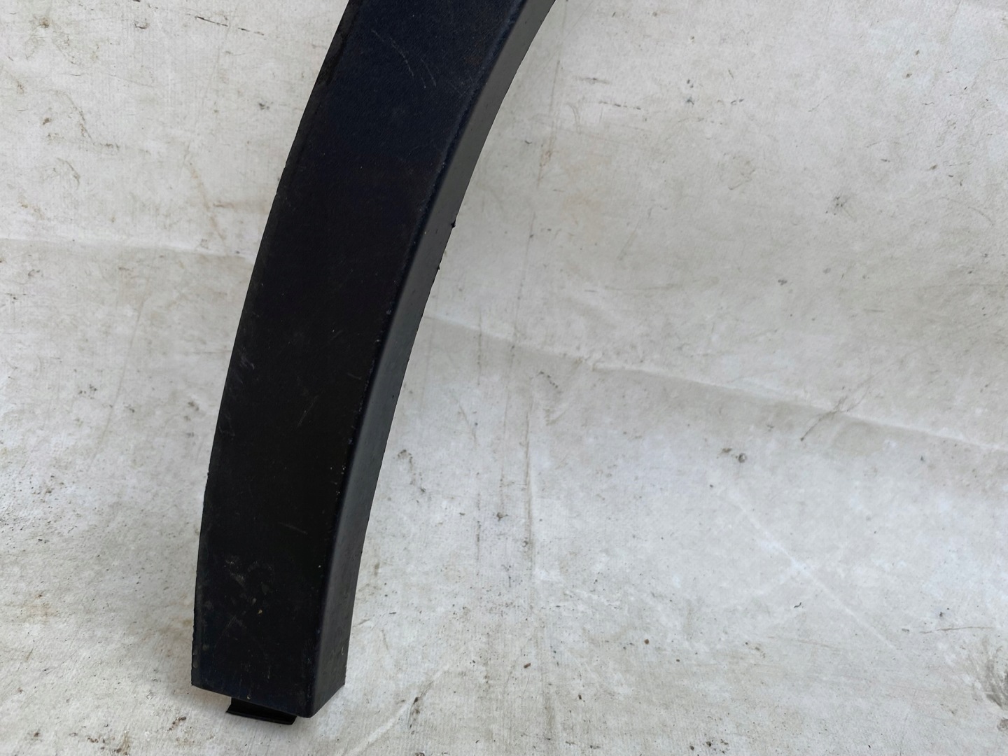 TESLA Y moulding for fender right front 1683860-00-A