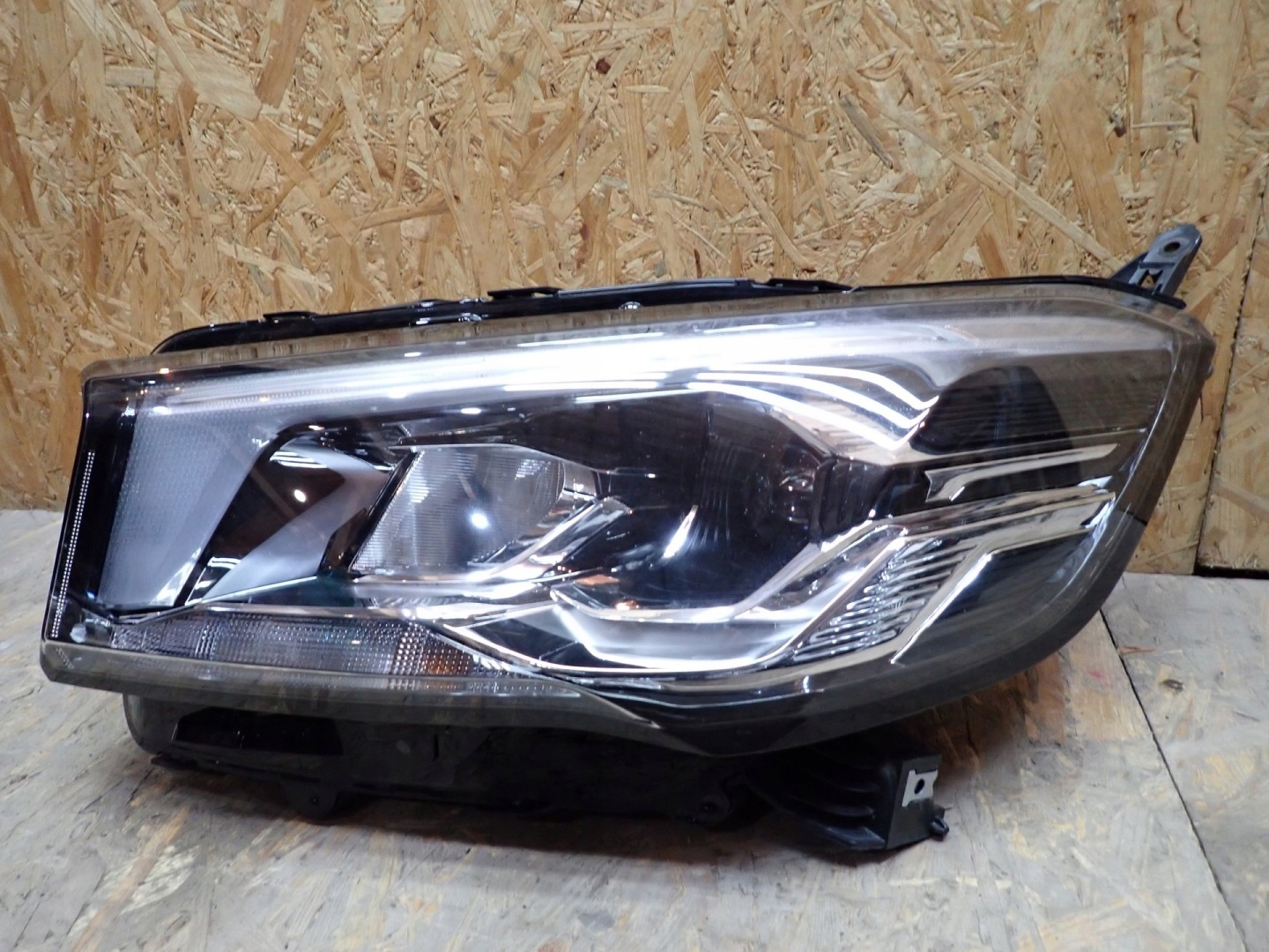 light left REFLEKTOR left MAXUS DELIVER 9 2020- C00295581