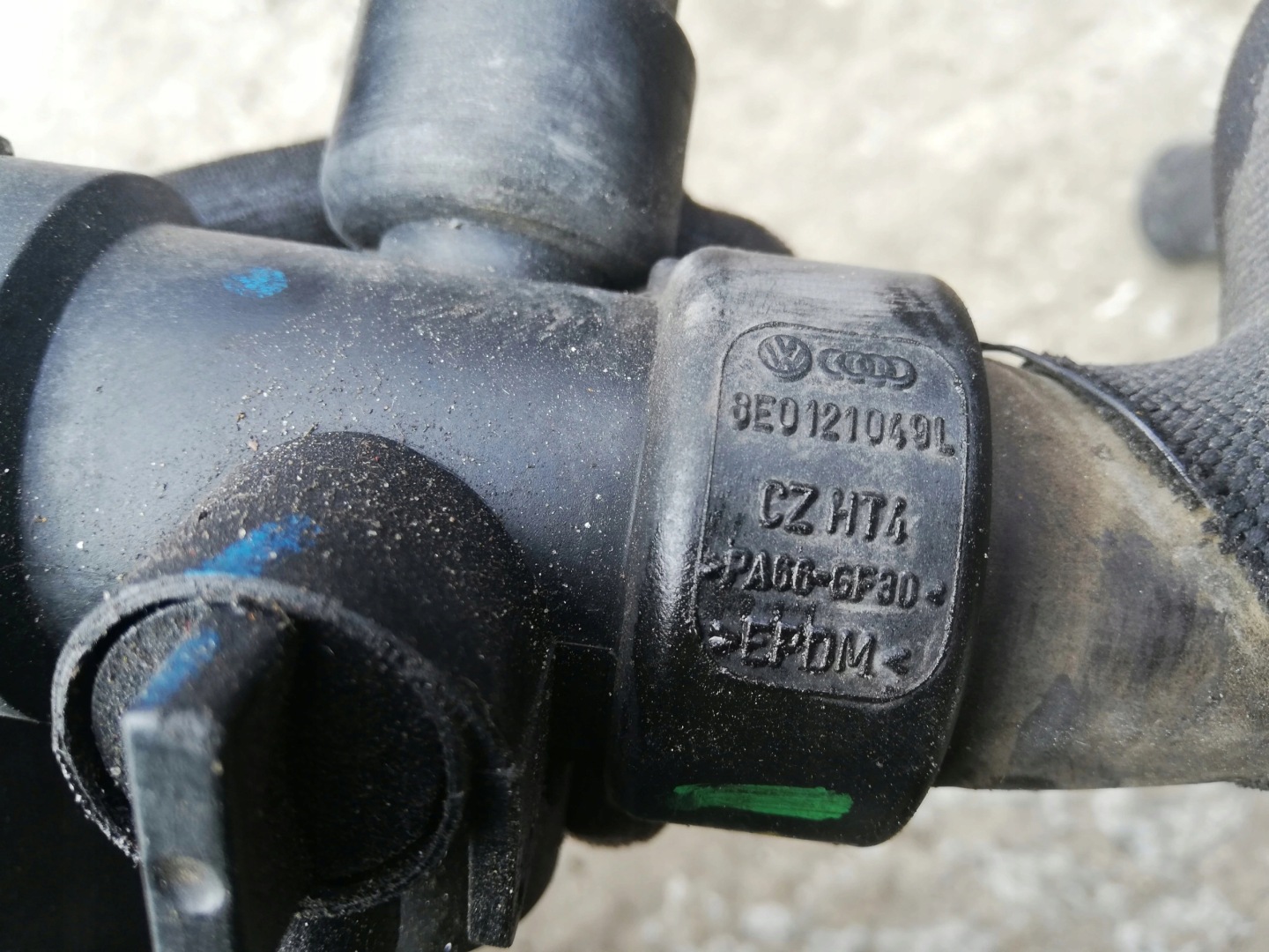 crijevo prijenos vode AUDI A4 B7 2.0 TFSI 8E0121049L