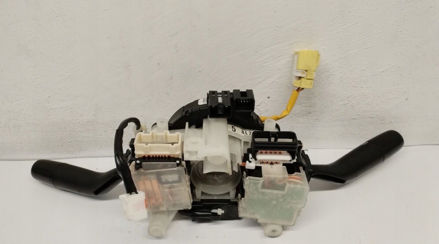 steering wheel levers and controls pajak z ring airbag Mazda BL2T 17D004
