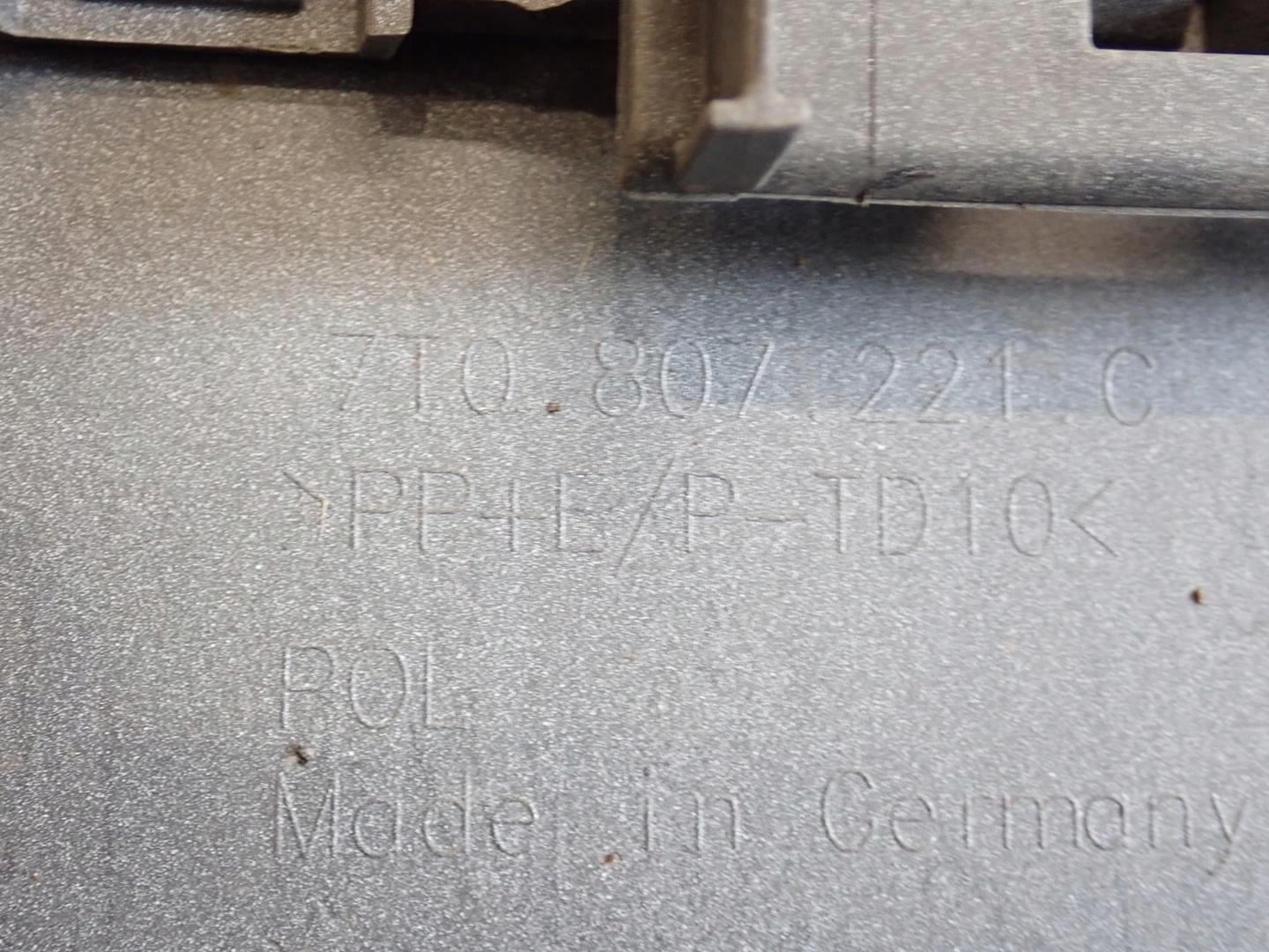 nárazník předek přední VW T7 2021- 7T0807221C