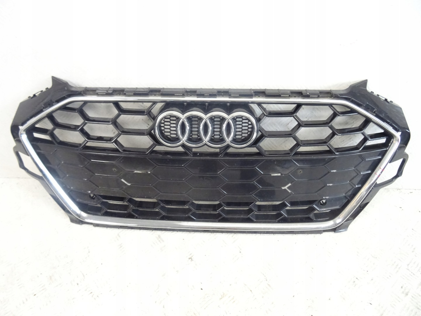 front PREKLADgrill front front AUDI A4 B9 8W0 LIFT S-LINE 8W0853651EB