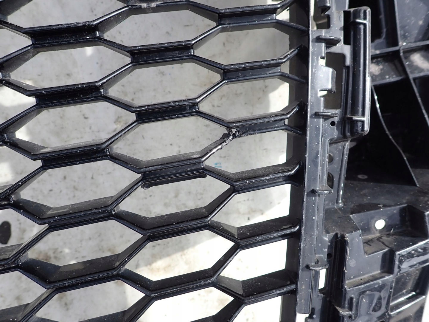 AUDI RSQ3 8U 11- grill grille radiator 8U085365