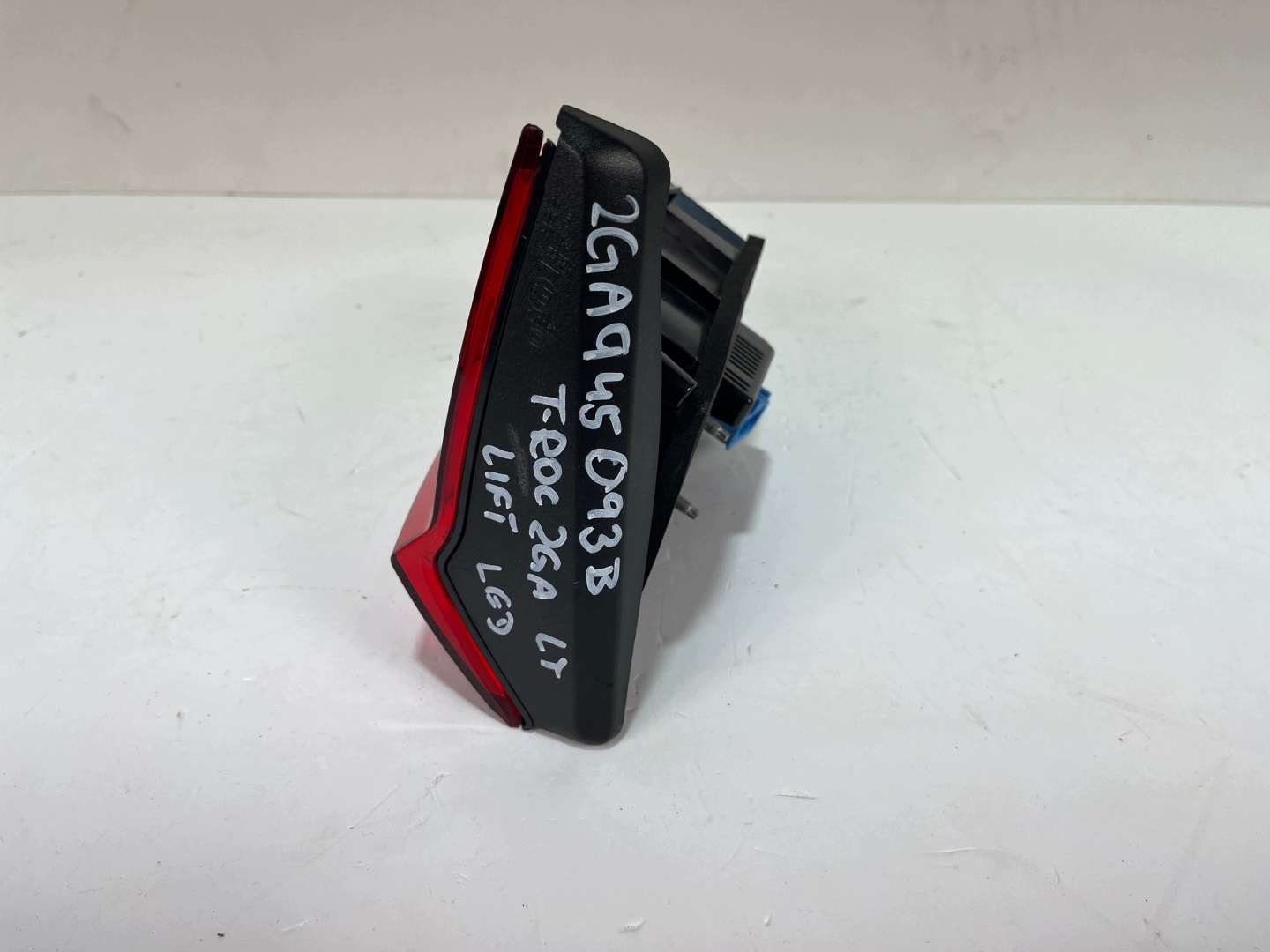 light left rear to the bonnet T-ROC 2GA 2GA945093B