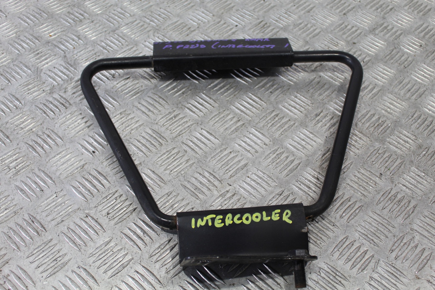 SUPPORT PLAQUE CONSOLE INTERCOOLER AVANT NISSAN NT500