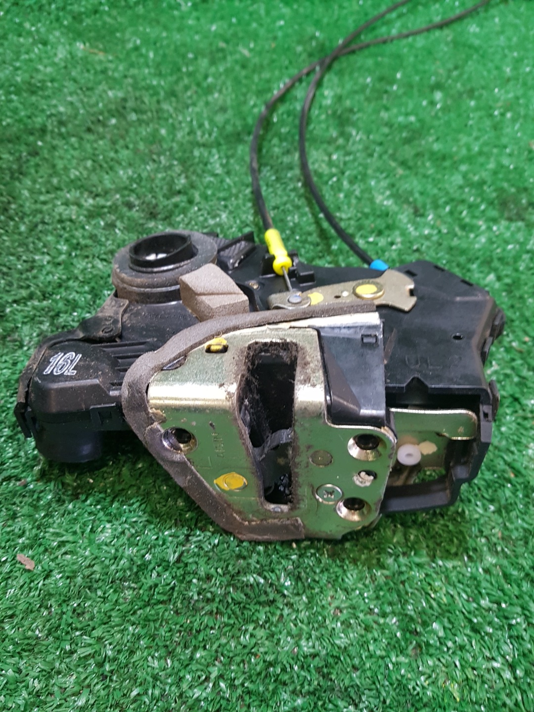 lock door left front TOYOTA AVENSIS T25 2 PIN