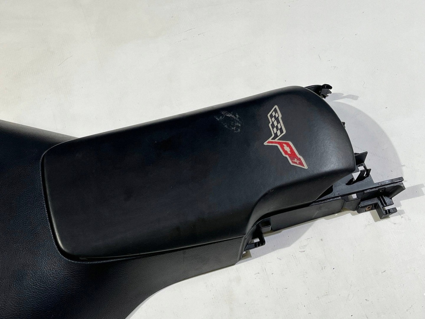console central tunnel central armrest Chevrolet Corvette C6 2005