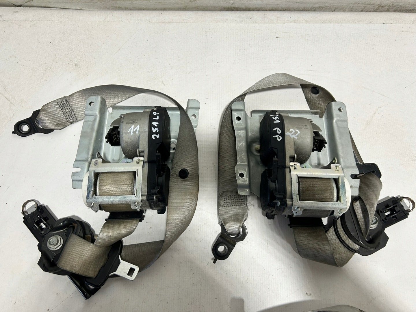 tension belts front left right KOMPLET MERCEDES W251 SZARE
