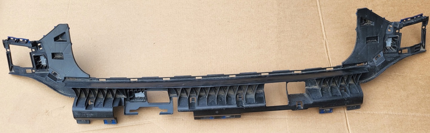 bumper bracket central rear part PROWADNICA rear console holder AUDI Q2 81A