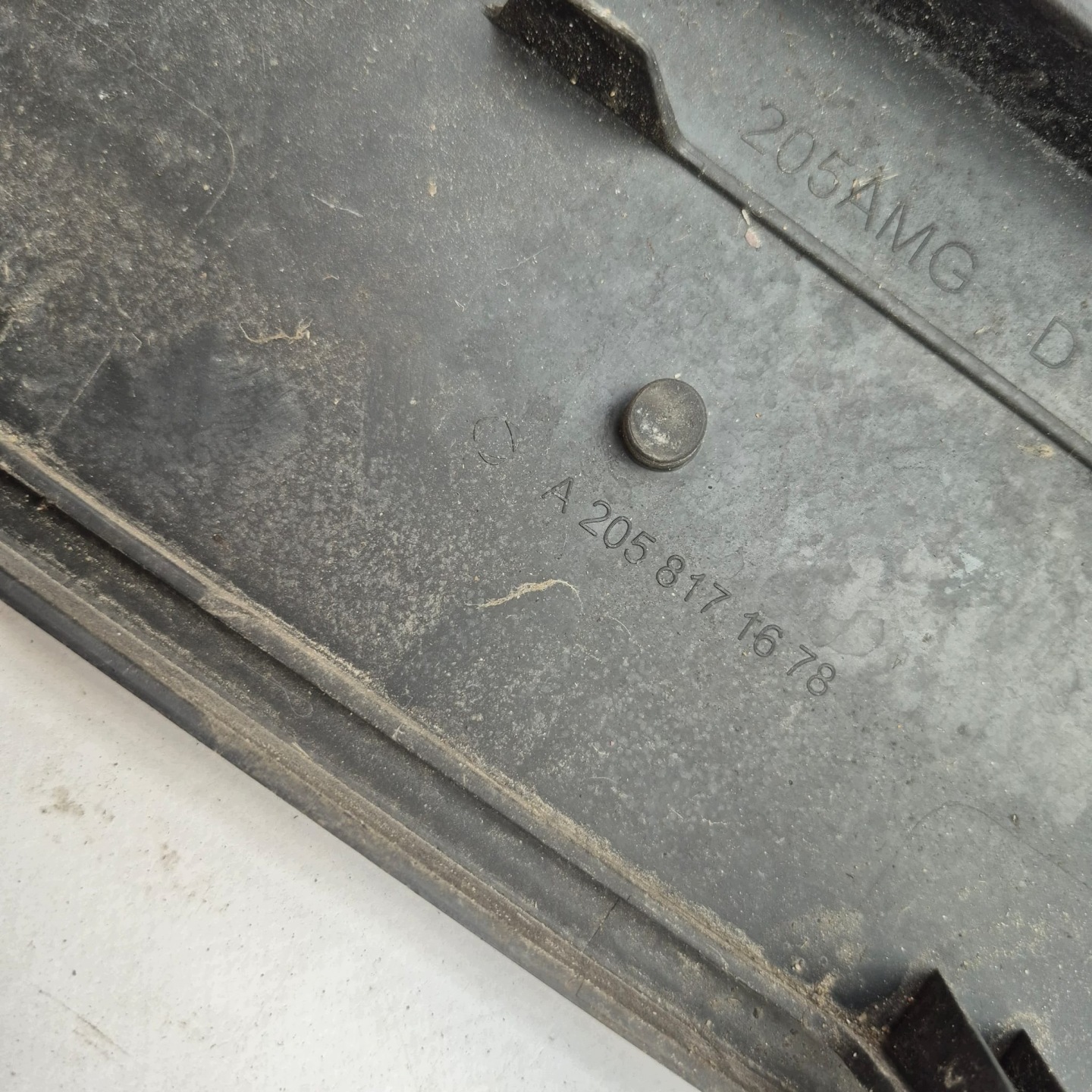 MERCEDES C-KLASA W205 frame pad below TABLICE registration A2058171678