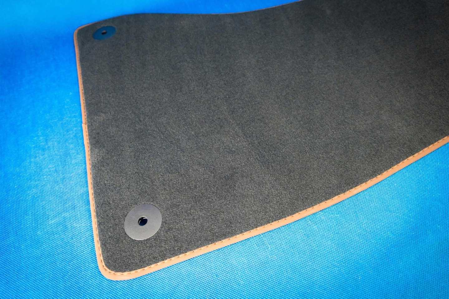 mat right front new Audi A4 8W 8W1863691B KGB