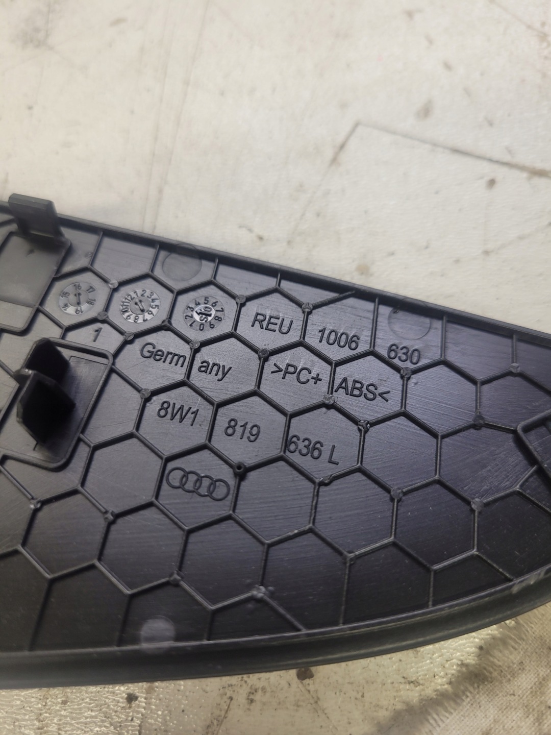 de couverture du haut-parleur du tableau de bord AUDI A4 B9 8W1819636L