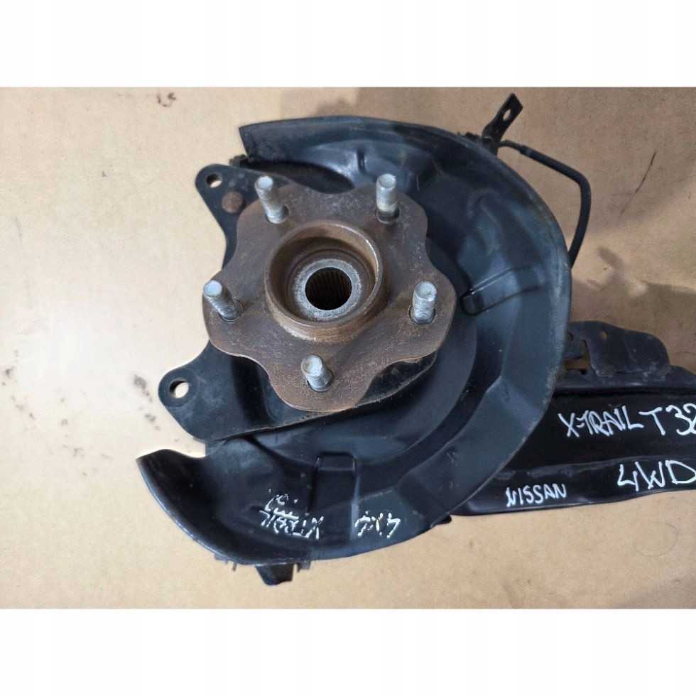 Nissan X-Trail T32 4WD swing rear right (A113)