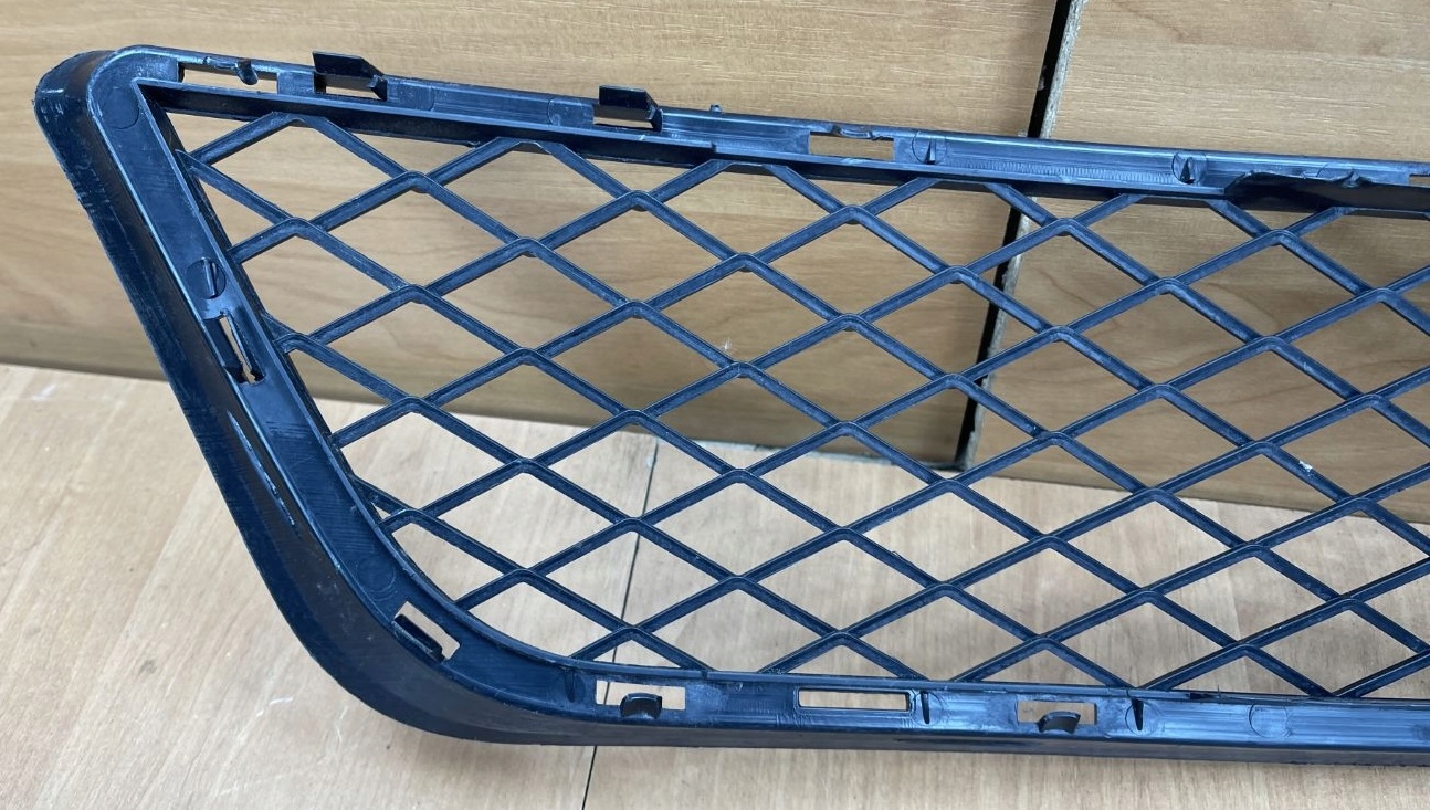 BMW X5 E70 LIFT grid of a bumper front central 7222856