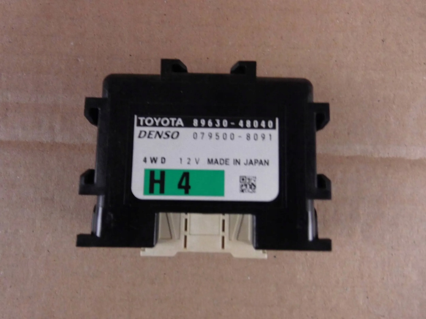 Lexus NX300H control unit module compartments rozdzielczej 4WD 89630-48040