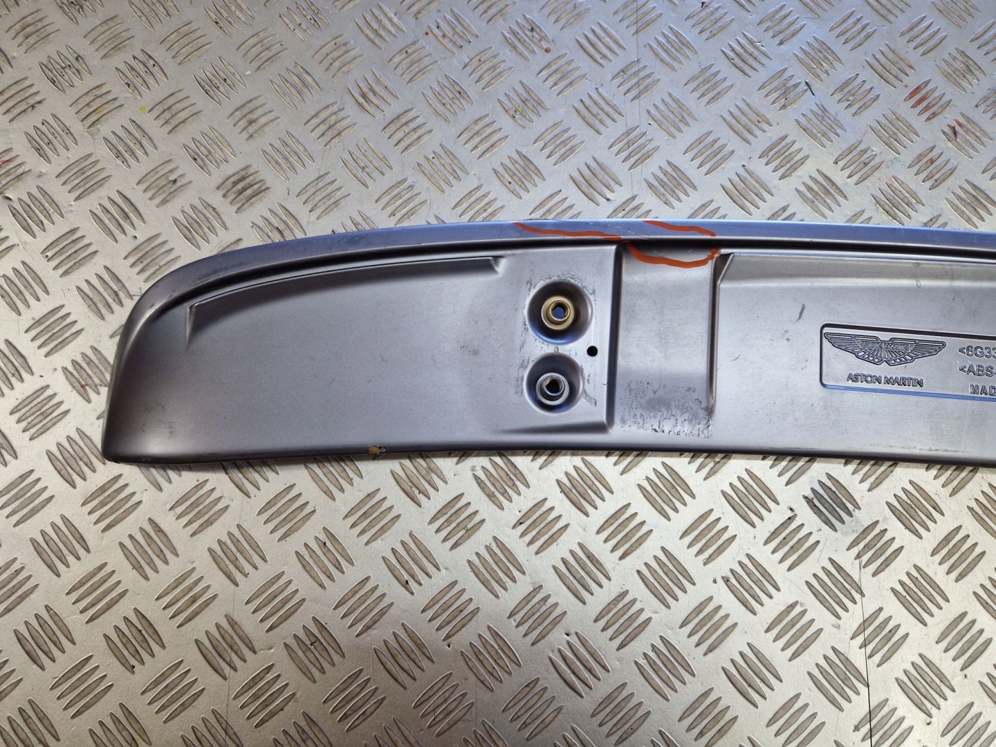 SPOILER LOTKA DU CAPOT ASTON MARTIN VANTAGE V8 2005R->