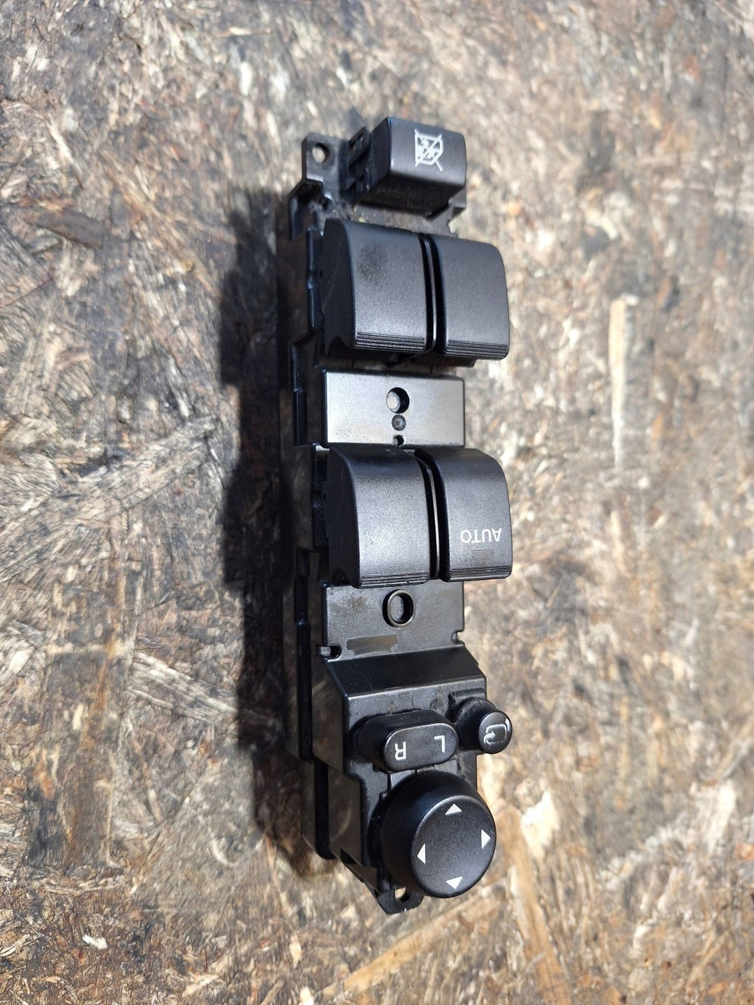 Bouton Lève vitres Vitre MAZDA 2 DE 07-14 DF74