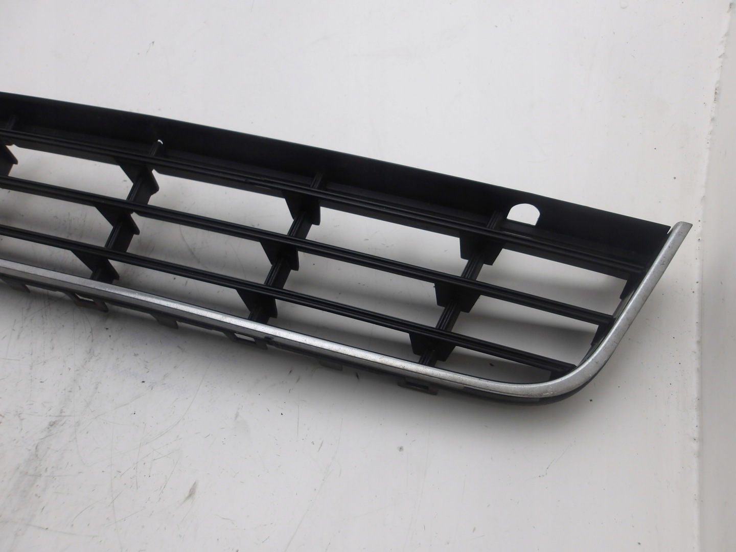 VW PASSAT B6 05-10 grid of a bumper front front CHROM 3C0853677