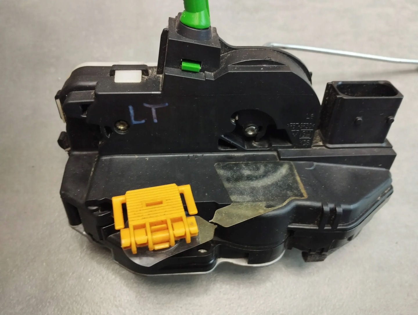 Opel Insignia A KOMBI lock left rear part