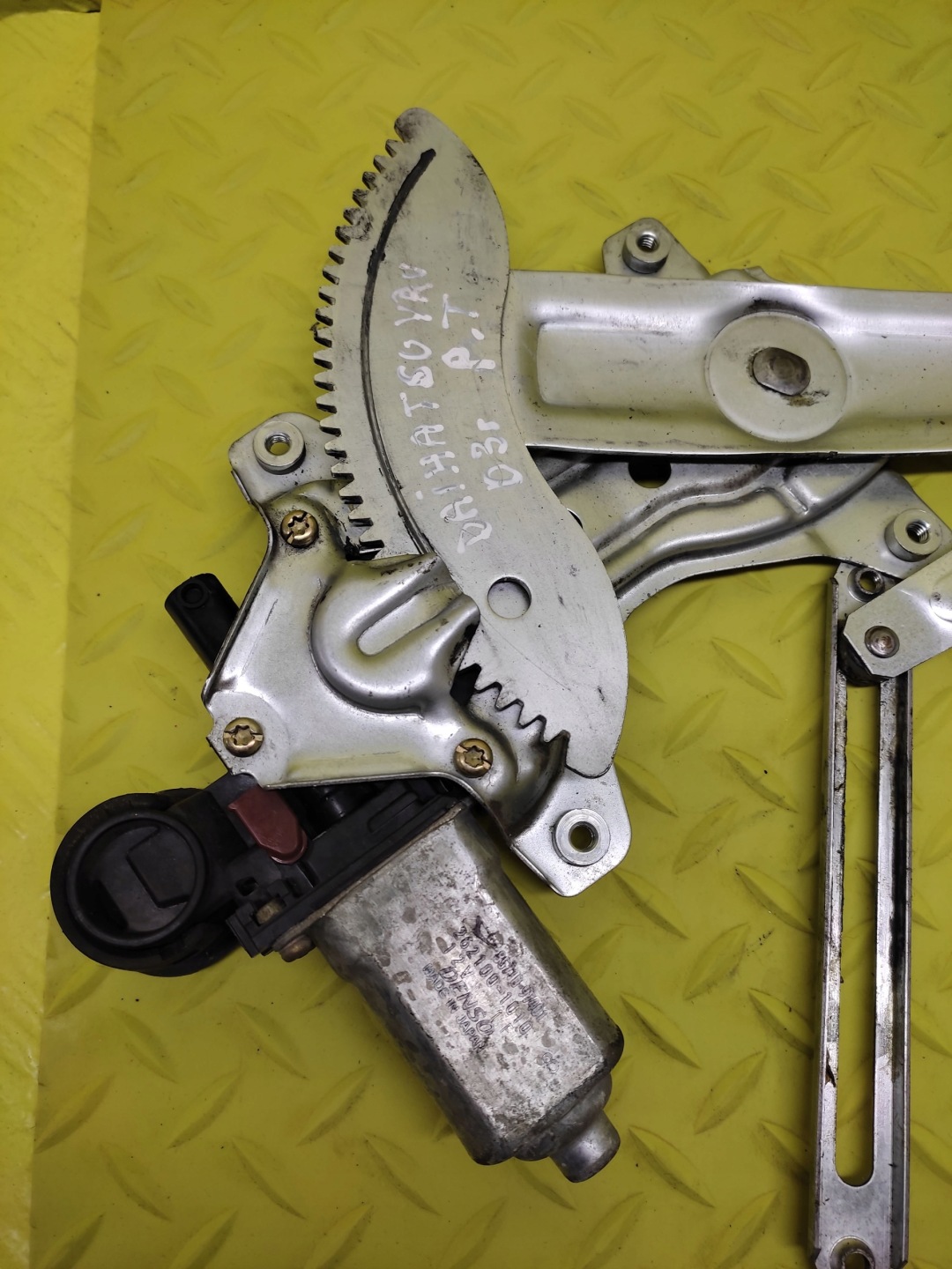 DAIHATSU YRV window regulator right rear part 2621001010