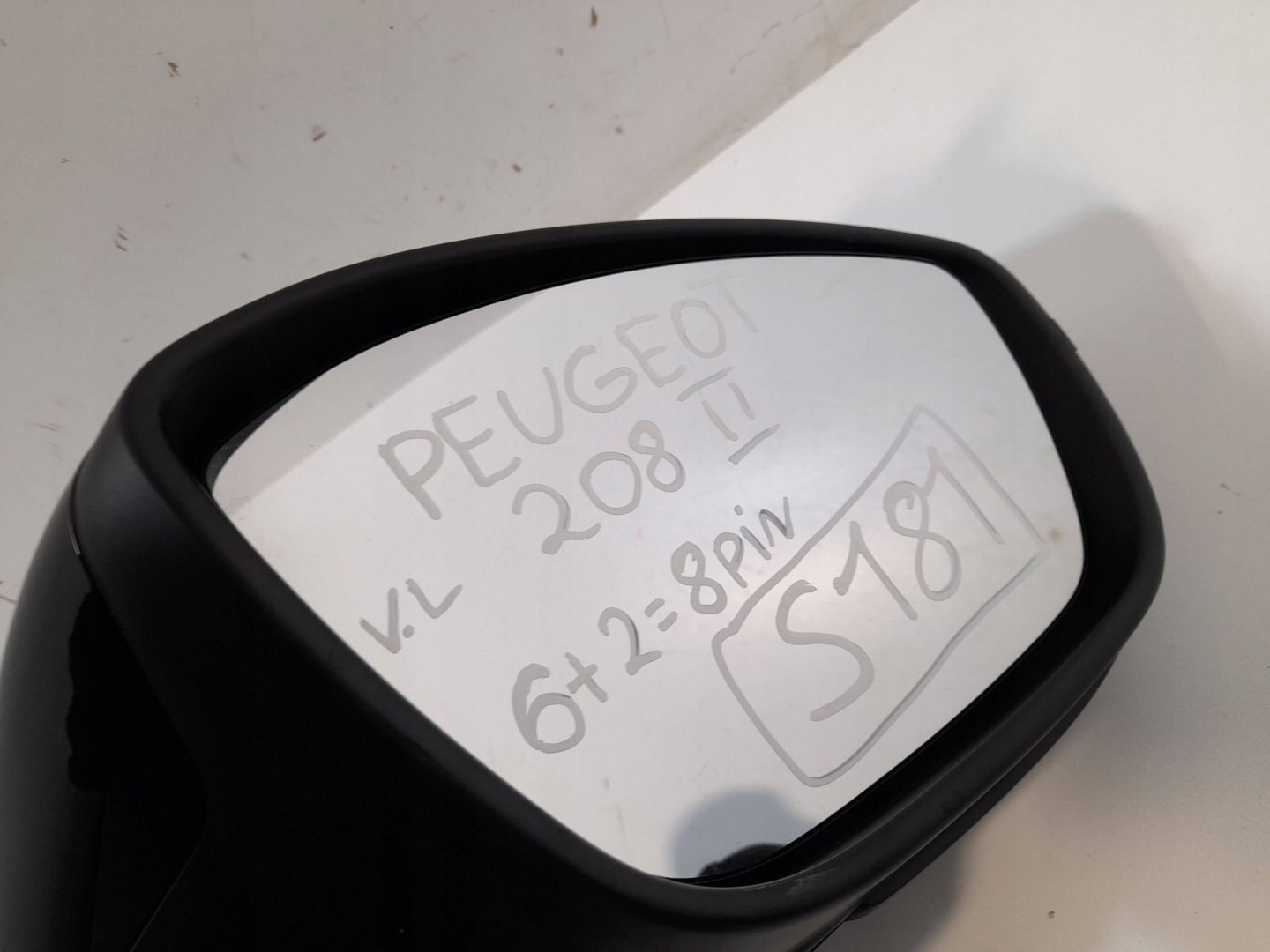 Peugeot 208 II mirror left 6+2=8 PIN 0418180 (S181)