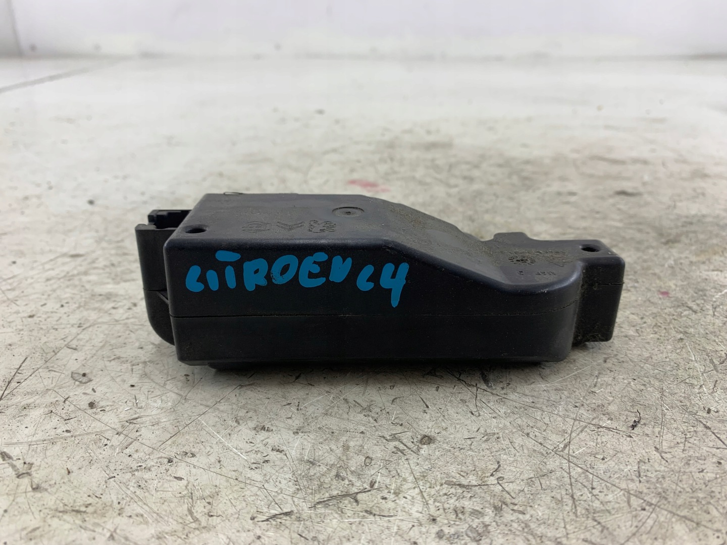 CITROEN C4 and lock bonnet boot