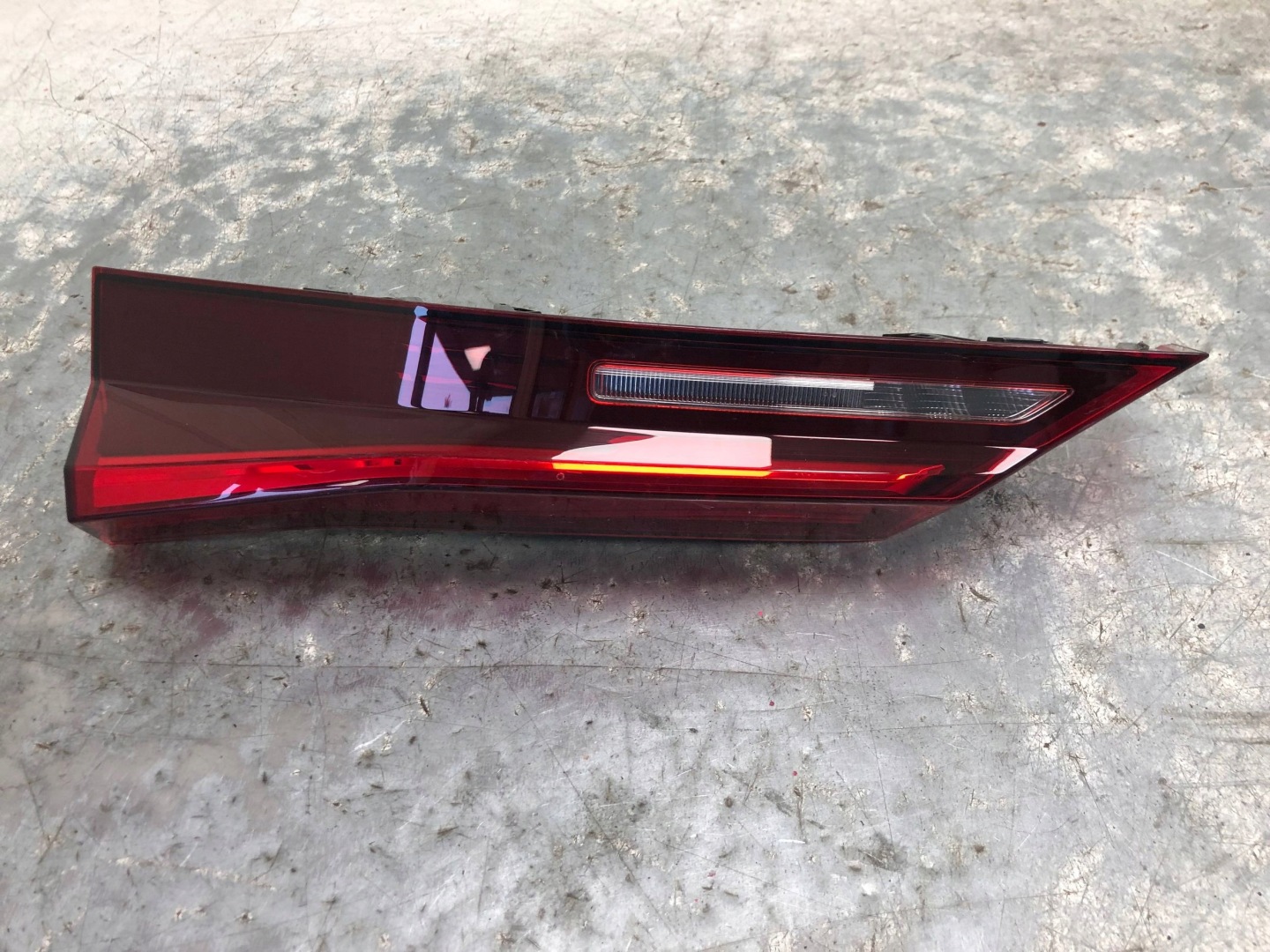 light LED left rear part to the bonnet BMW X1 U11