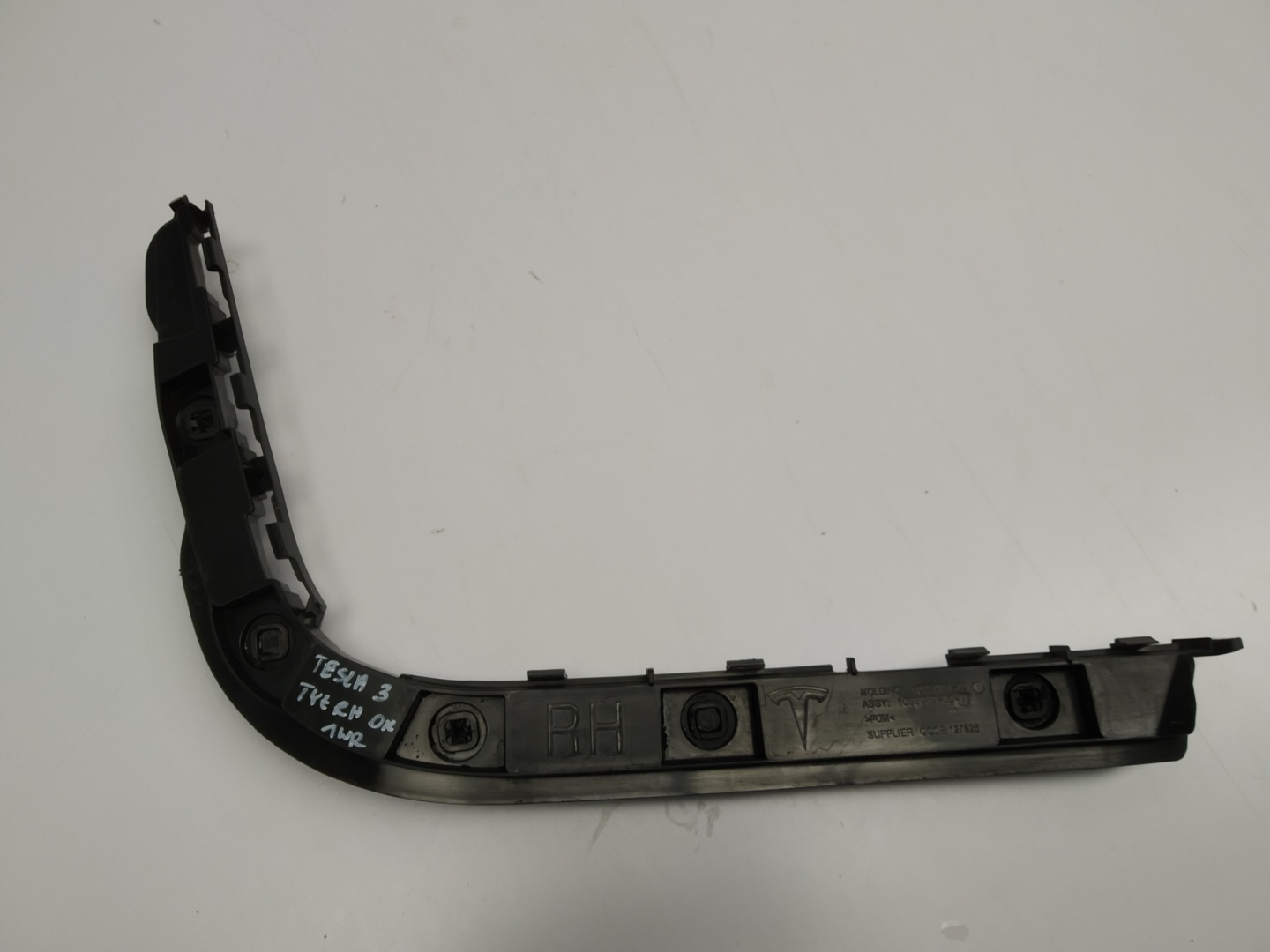 bumper bracket holder console right rear part 1083989-00-J TESLA MODEL 3 III