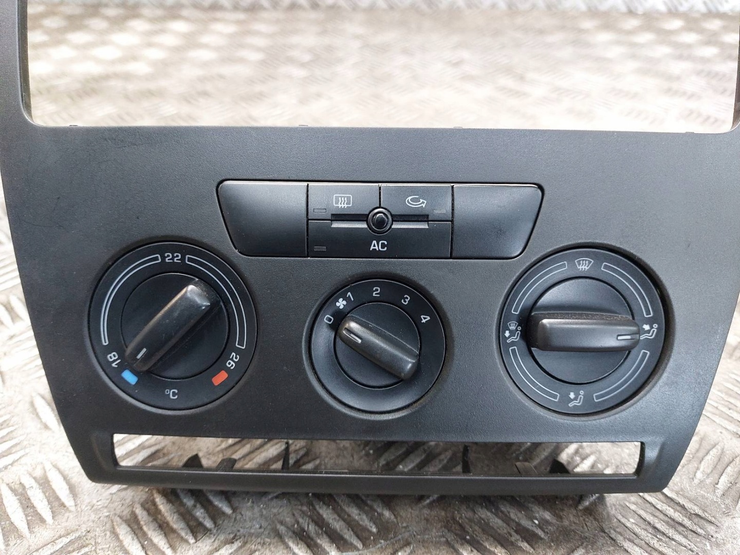 PANEL des lüfters Konsole mitte RAHMEN SKODA OCTAVIA II