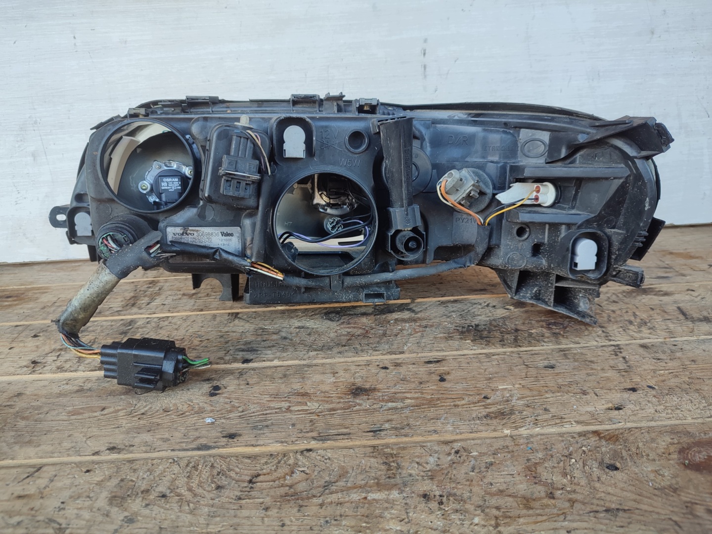 light front front right VOLVO V70 II 30698836