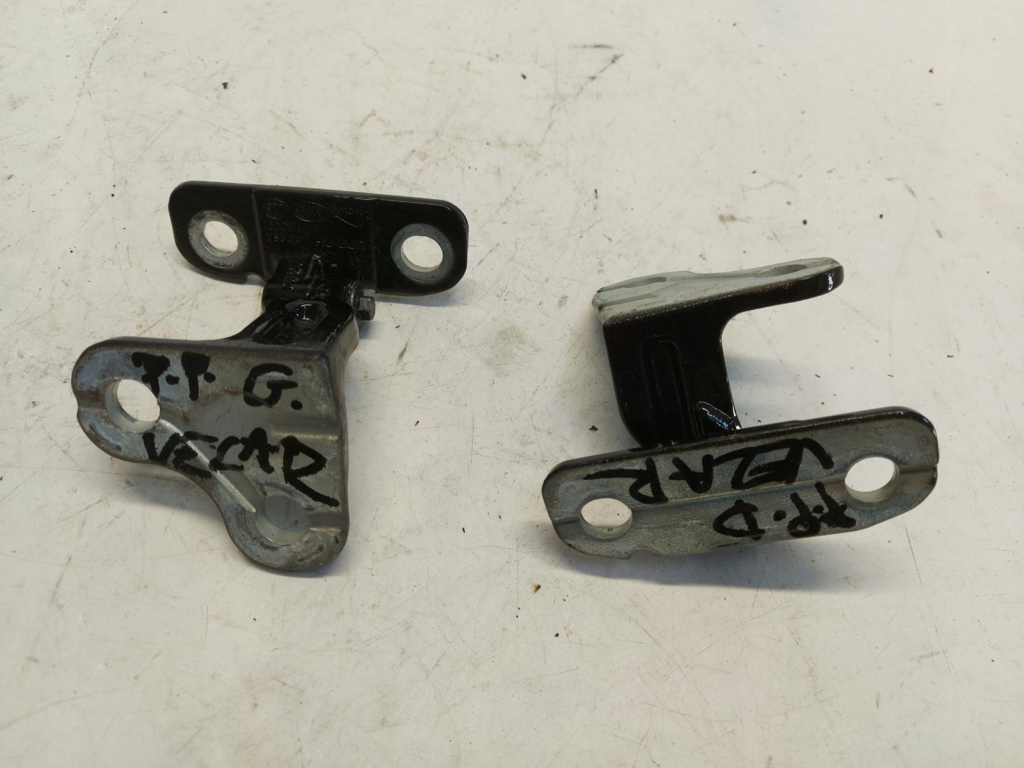 Range Rover VELAR L560 2.0d 2021r hinge door right rear part rear
