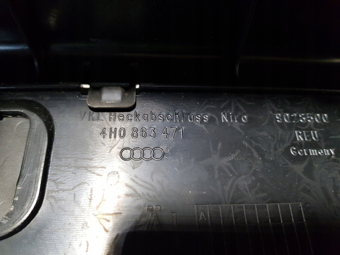 kryt lišta stěny PRAHU kufru AUDI A8 D4 4h0863471