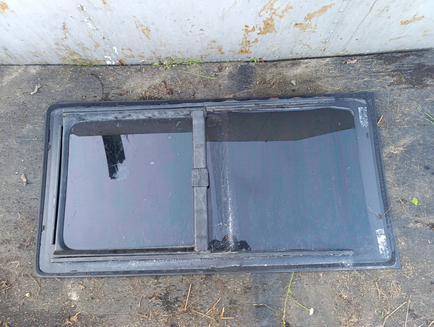 VW T5 window PRZESUWNA DRUGI RZAD left damaged