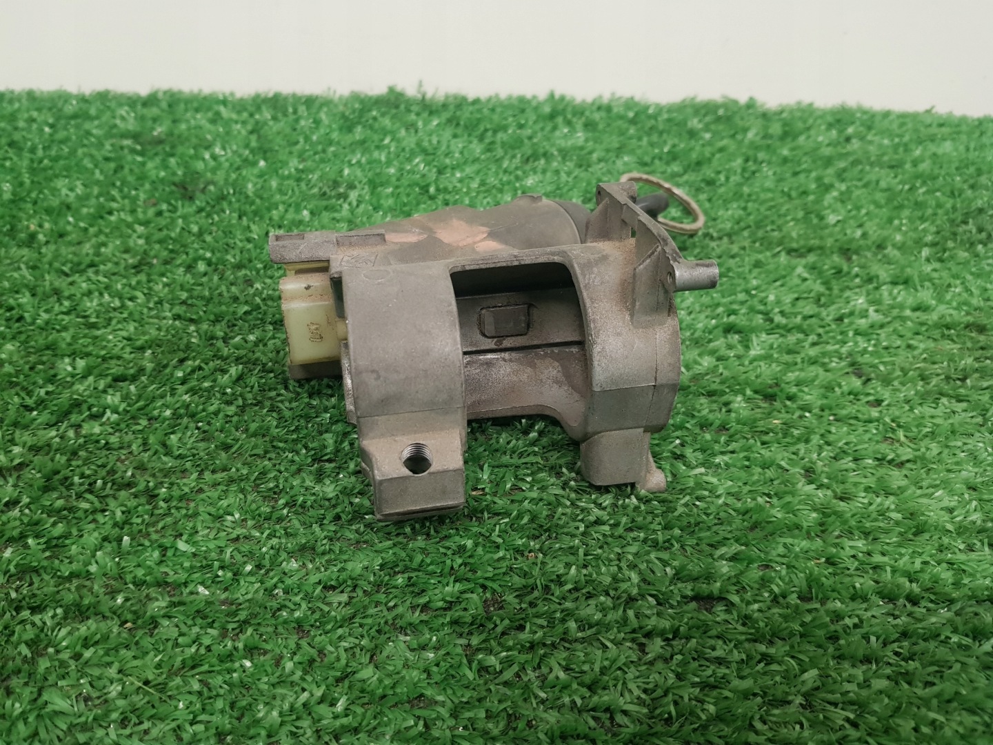 ignition Z KLUCZYKIEM VOLKSWAGEN GOLF 2 357905851