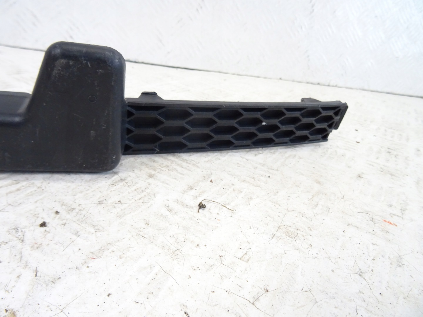 grid of a bumper front front HYUNDAI SANTA FE 86562-2W000