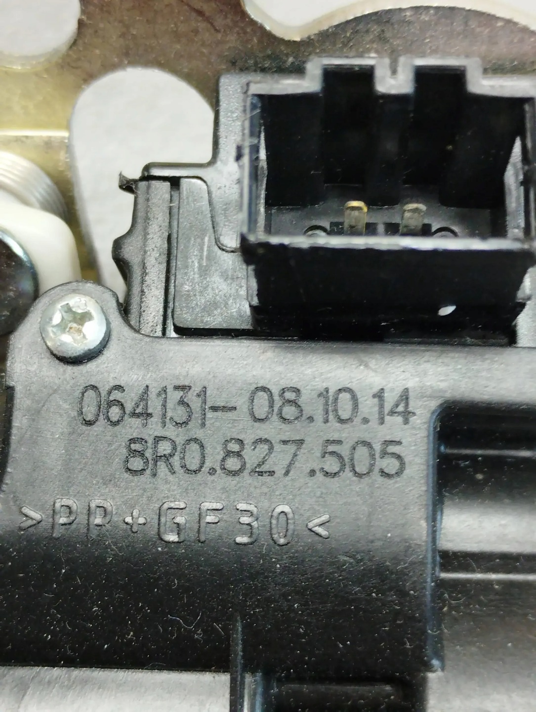 Audi A1 8X lock bonnet rear part 8R0827505