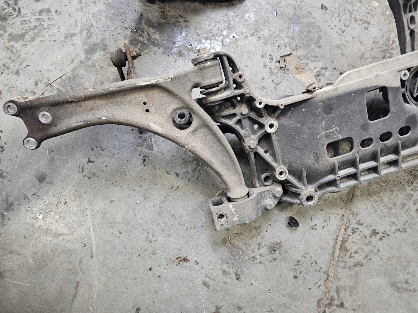 VW PASSAT B7 10-14r axle beam subframe of the engine front 7N0199369A