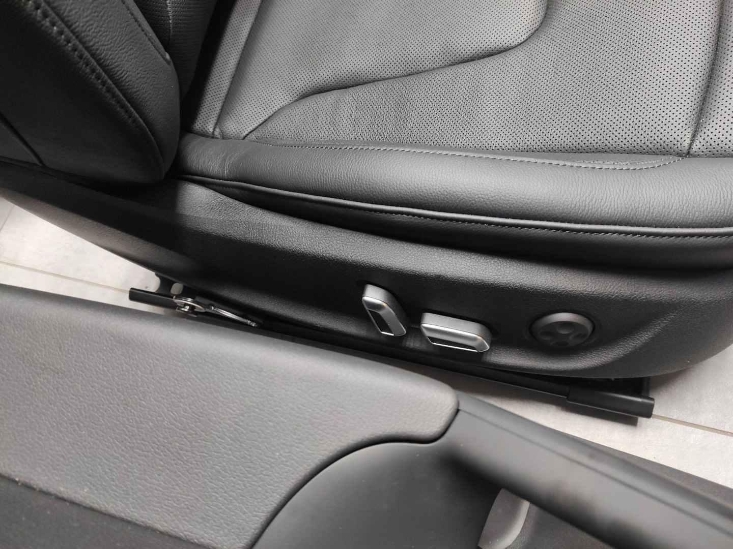 Audi A5 8T seats side leather WENTYLOWANE