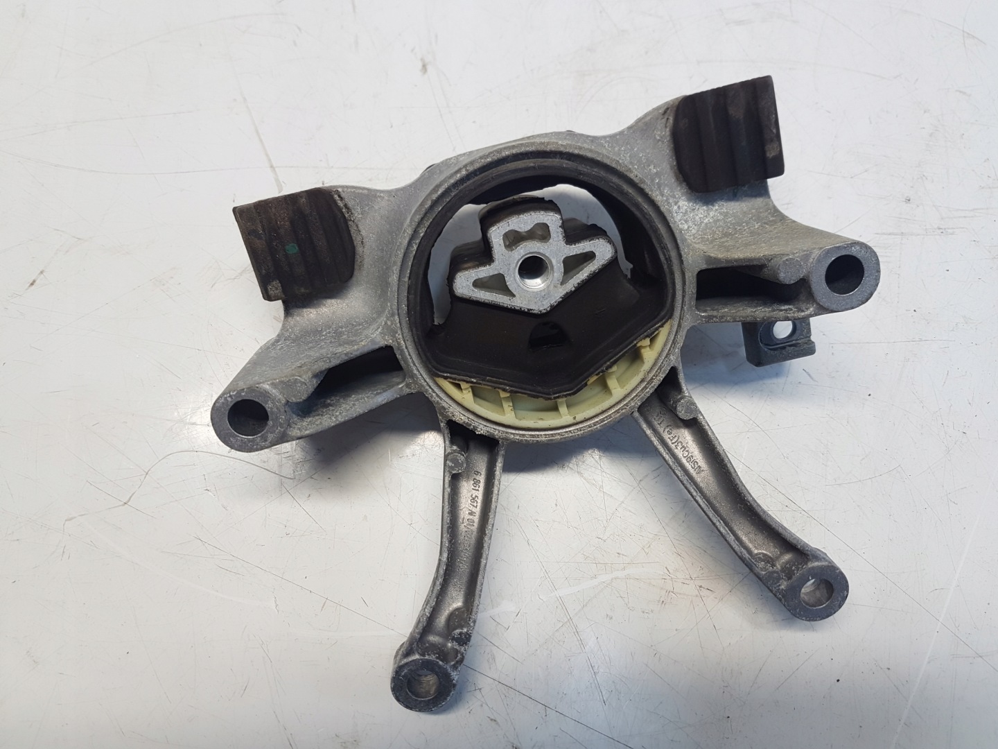 BMW G30 530E gearbox mount 6862578