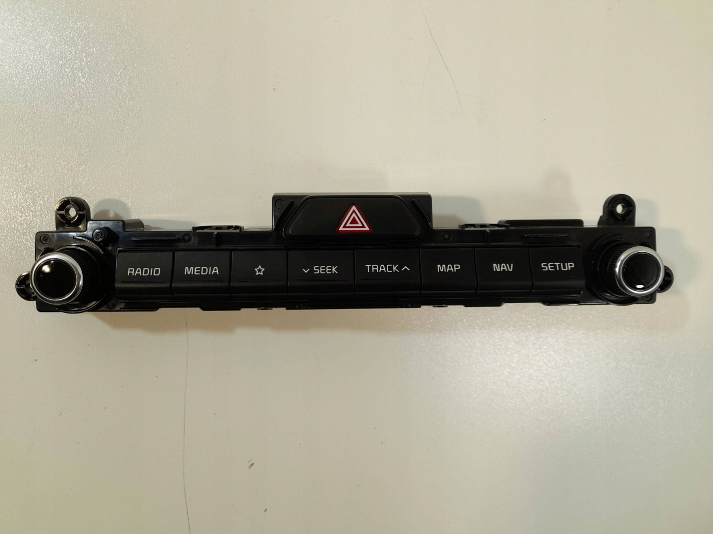 Kia Sportage QL 2015-2021 control panel radia D996568020 (R704)