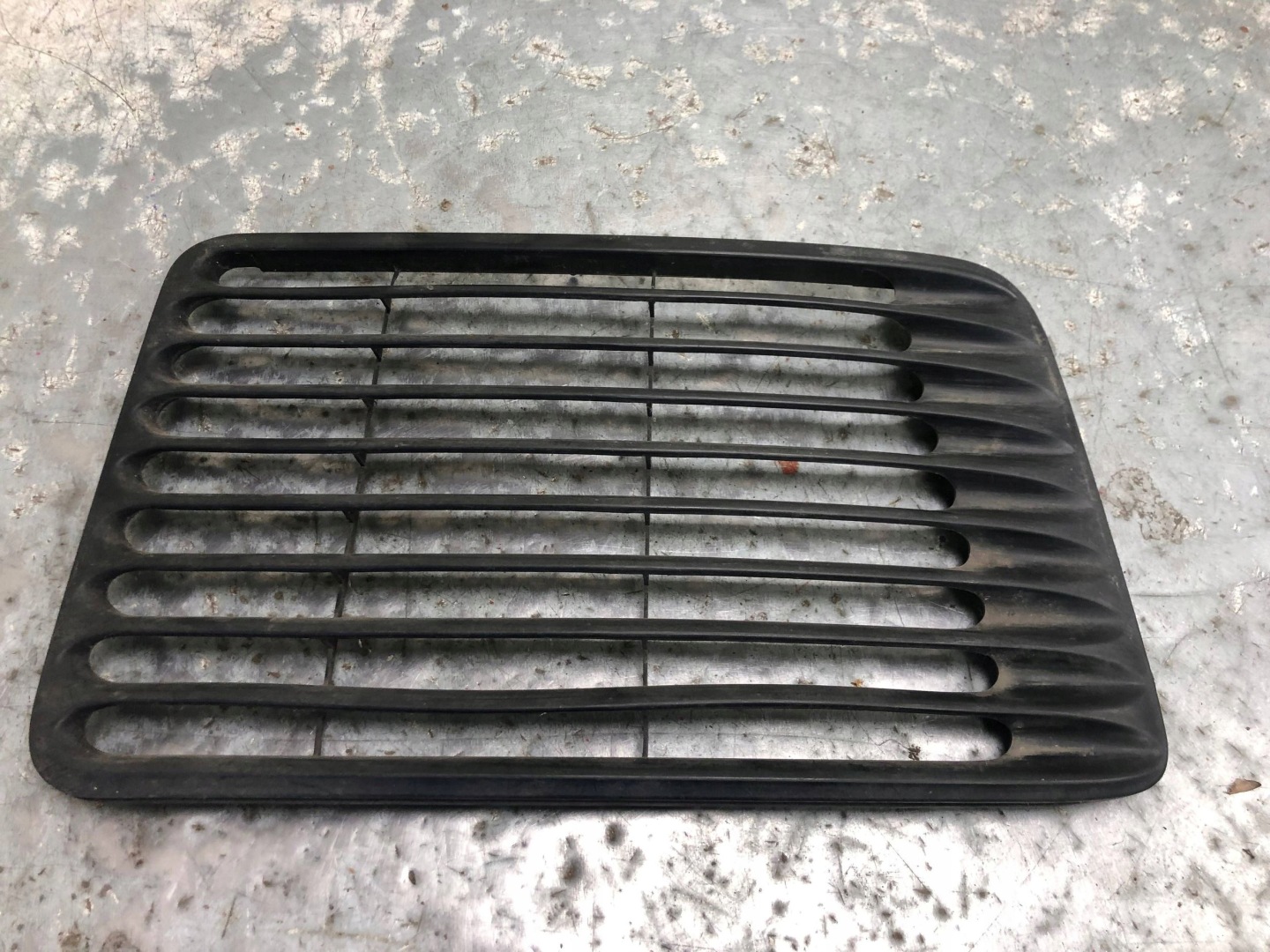 grid grille SPOJLERA left rear part PORSCHE 993 99351259100
