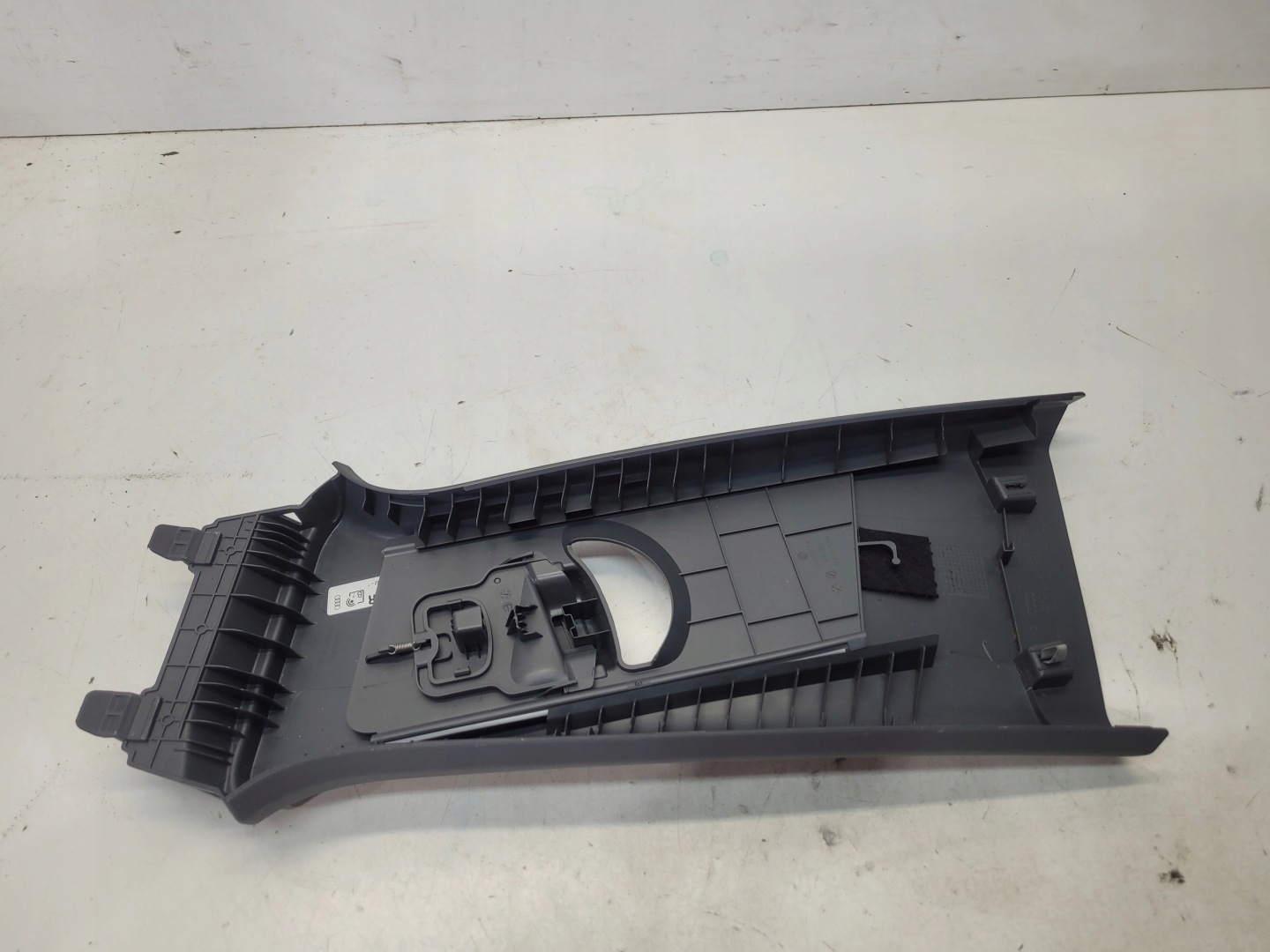 cover POSZYCIA SLUPKA B left AUDI Q4 E-TRON 89A867243A DK1