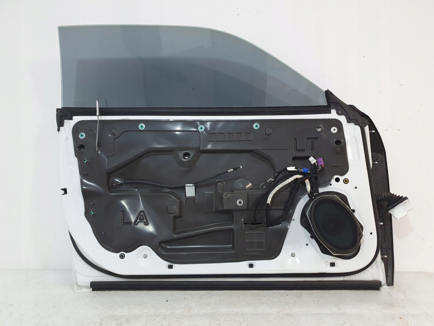 DODGE CHALLENGER 15- left door complete