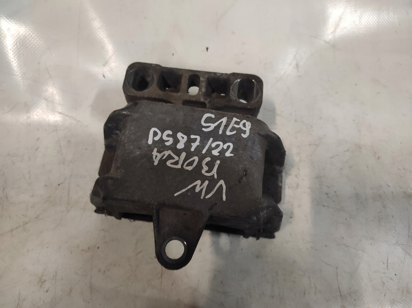 VW BORA 1J0199555 engine mount