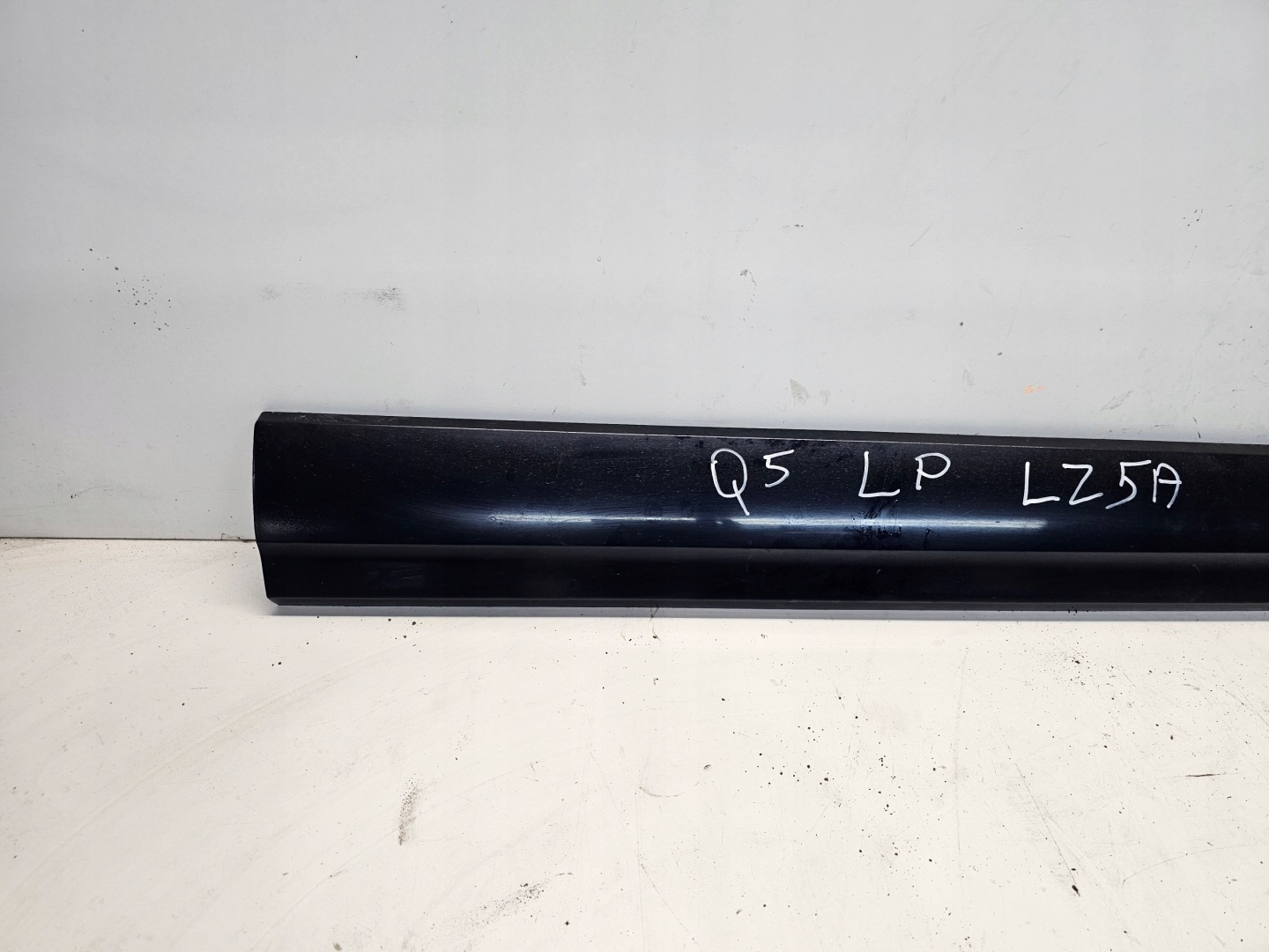 moulding lower door left front AUDI Q5 8R 8R0853959E LZ5A