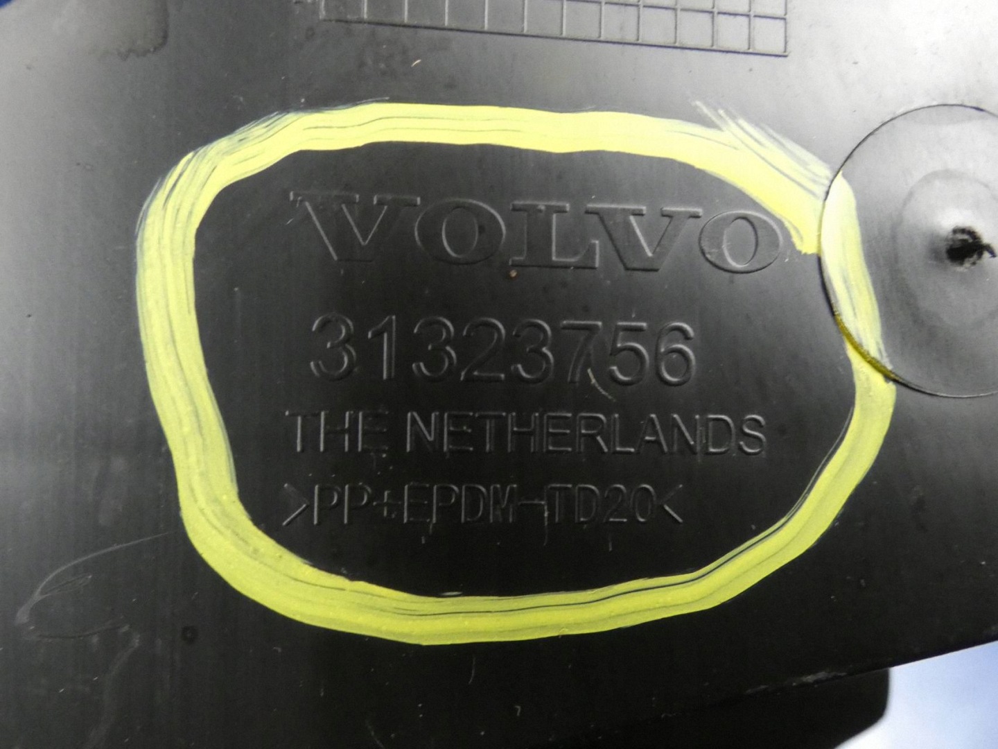 VOLVO XC60 and LIFT 13- support lights moulding below LAMPE left front