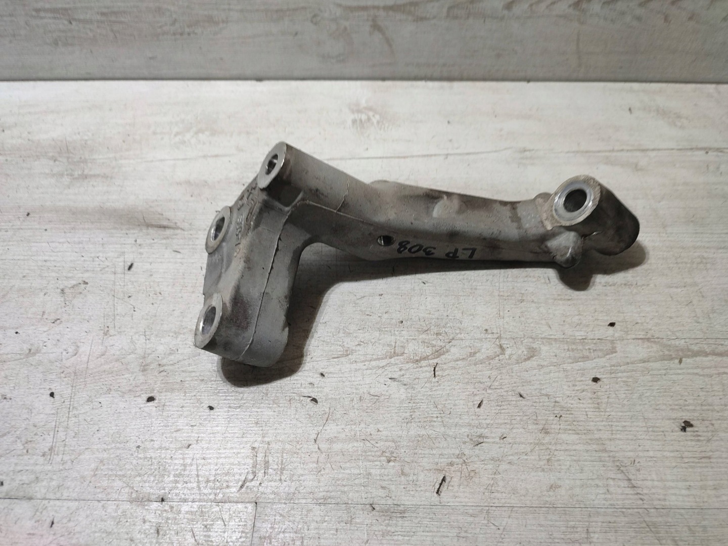 Peugeot 308 2019 front side left arm front
