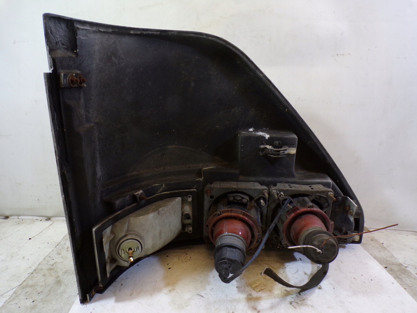 corner of a bumper of the front left NEOPLAN light indicator (K2)