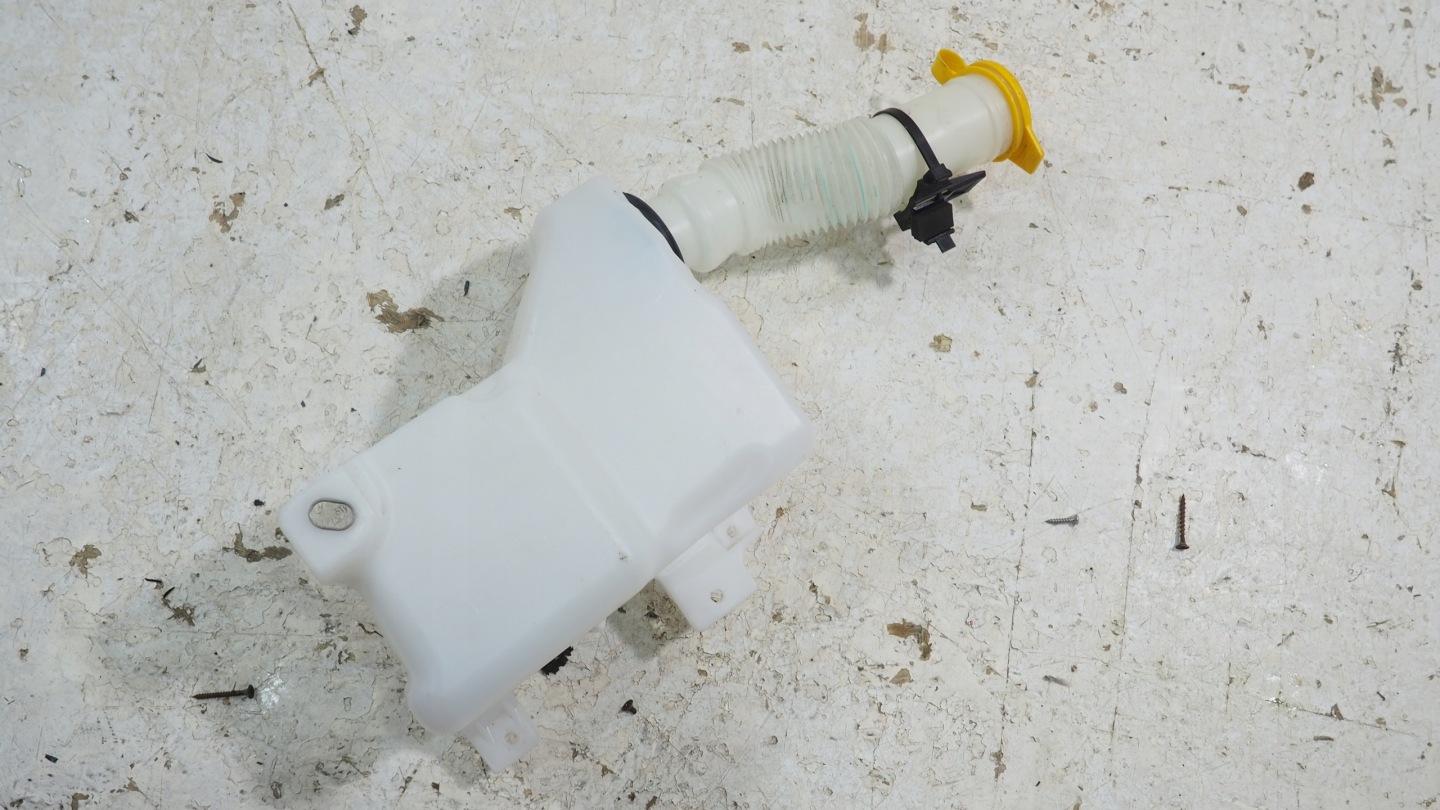 Fiat 500X washer fluid tank